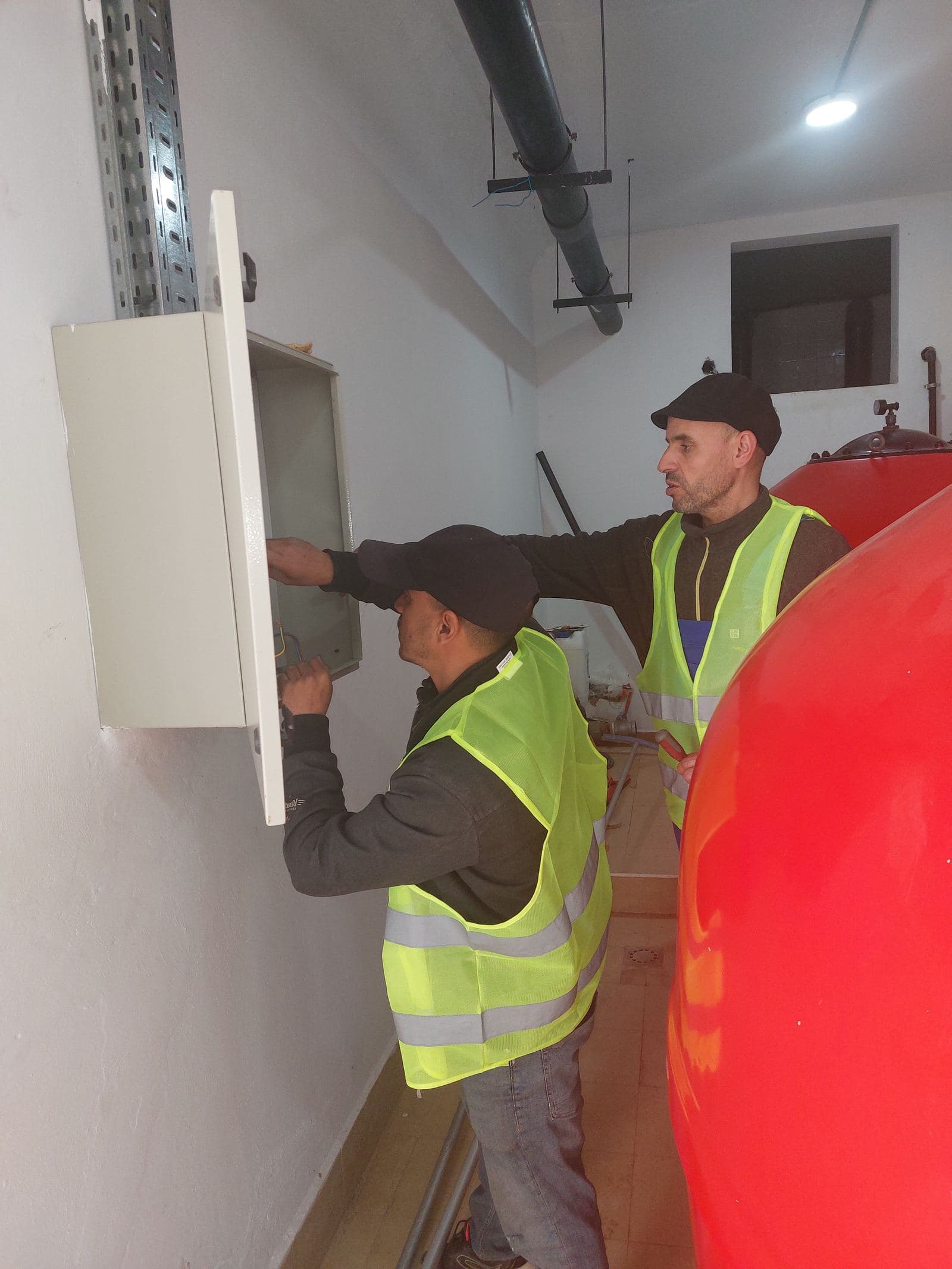Techniciens KALTE intervenant sur un coffret électrique
