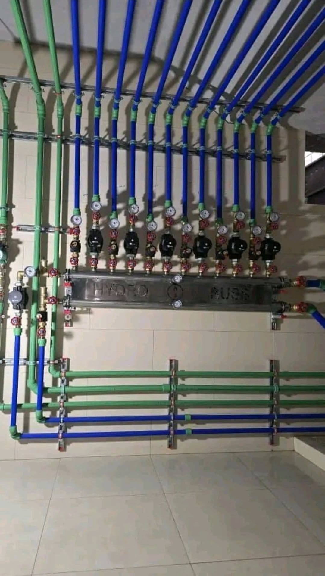 Collecteur hydraulique et réseau de plomberie